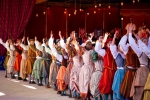 Les danseurs emportent le public dans le rythme des musiques traditionnelles.