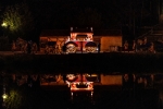 La nuit tombée, le cortège royal guide les visiteurs dans les allées du parcs jusqu’au spectacle nocturne Les Noces de Feu.