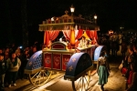 Pour clôturer la Frairie de la Toussaint, le cortège accompagné des visiteurs du Puy du Fou se dirige vers le lac.