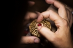 D’une valeur de 250 000 € l’épée Exkalibur est sertie d’une pierre précieuse de 6,23 carats.
