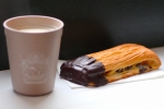 Le café Chez Josette au Puy du Fou propose des boissons chaudes et froides accompagnées de viennoiseries.