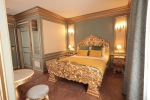Photo d’une chambre de l’hôtel Le Grand Siècle au Puy du Fou.