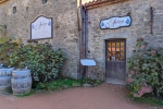 Façade du restaurant L’Auberge au Puy du Fou dans le village d’époque Chasseloup.