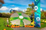 Dans les allées du parc, une décoration fournie et immersive pour Futuroween pendant les vacances de la Toussaint.