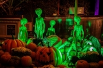 La nuit tombée, la décoration devient un peu plus terrifiante.