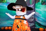 Venez rencontrer les Lapins Crétins dans leurs jolis costumes d’Halloween.