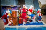 Les lutins du Futuroscope animent les après-midis de la saison de Noël.