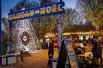 Le Hameau de Noël réuni plusieurs chalets pour des instants gourmands autour d’un brasero.