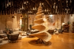 Sapin de Noël dans le lobby de la réception de l’hôtel Ecolodgee au Futuroscope.