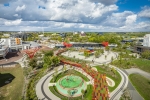 Vue de la zone d’entrée récemment refaite du parc du Futuroscope 