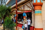 Ce restaurant rapide propose un menu avec des spécialités de kébab.