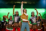 La comédie musicale est jouée tous les jours dans le théâtre de Panoramix.