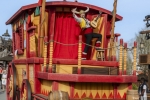 Le char hispanique fait son entrée dans le Défilé Gaulois au Parc Astérix.