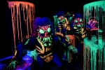 Avec ses couleurs fluorescentes, la maison hantée Mission Perdue vous fait perdre tous vos sens.