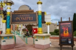 La maison hantée Les Enfers de Pompéi est située dans l’attraction Le Défi de César.