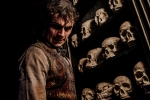 Le fossoyeur vous accueille à l’entrée des Catacombes.