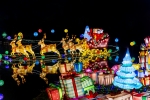 À la nuit tombée, les Jardins Merveilleux du Père Noël s’illuminent.