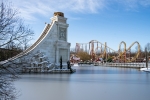 Les attractions du Parc Astérix sous la neige.