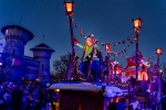 Le Défilé Gaulois de Noël parade tous les soirs dans le parc.