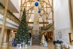 L’hôtel Les 3 Hiboux est décoré à Noël pour acceuillir les visiteurs du Parc Astérix.