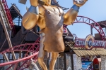 Une grande statue de Cétautomatix accueille les visiteurs devant la nouvelle attraction.