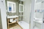 Une salle de bain de l’hôtel Golden Tulip Roissy Saint-Witz.