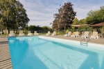 Le Novotel de Saint-Witz dispose d’une piscine extérieure en période estivale.