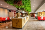 Il est possible de dîner dans un des 2 restaurants de l’hôtel Ibis CDG Airport.