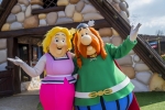 Les personnages Bonemine et Abraracourcix au Parc Astérix.