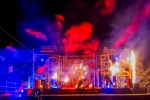 Spectacle nocturne dans la scare zone Le Camp des Lames d’Acier pendant Halloween.