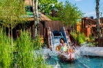 Le Parc Astérix propose des attractions aquatiques pour toute la famille, ici Hydrolix.