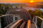 Les journées prolongées sont l’occasion de monter dans les attractions de nuit comme le Loup-Garou.