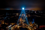 La tour de chute libre Dalton Terror devient un sapin de Noël géant grâce aux faisceaux lumineux.