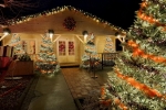 Le Père Noël reçoit les enfants dans un magnifique chalet décoré.