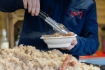 Au Marché de Noël, les visiteurs peuvent déguster de la choucroute.