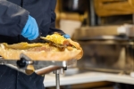 Parmi les plats proposés, le sandwich raclette fait des heureux.