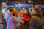 Une opératrice de Walibi scanne le bracelet d’un détenteur de coupe-file SPEEDY à Mecalodon.