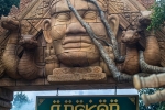 Entrée de la maison hantée Angkor, la légende du roi cannibale.