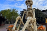 Une décoration majestueuse envahi PortAventura World pour Halloween.