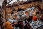 Ed la mascotte d’Europa-Park sur son char d’Halloween.