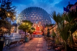 Le quartier français à Europa-Park de nuit.